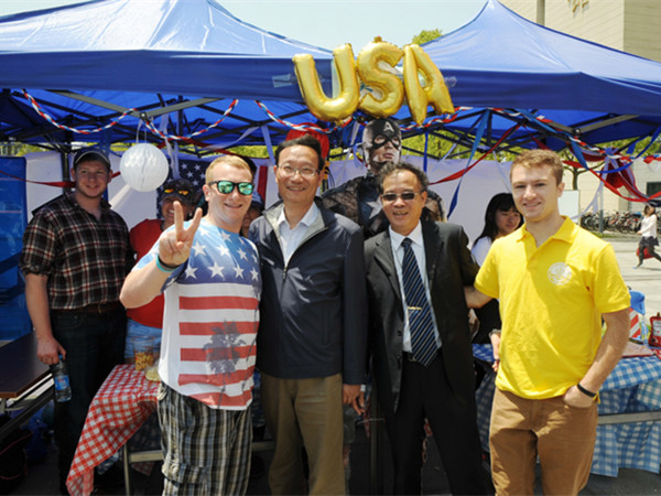 President Huang Youfang visited booths of each country